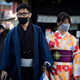 Dos turistas taiwaneses portando máscaras en Japón.
